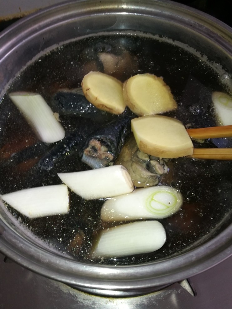 菜谱#黄芪首乌大枣乌鸡汤#创建于(7/5~2018),加入葱姜后，烧煮1小时。