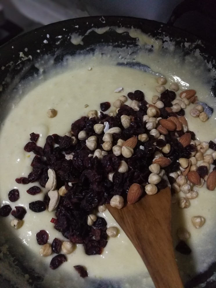 牛扎雪花酥,加入蔓越莓干和混合干果仁并混合均匀。