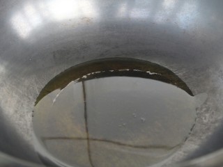 花生米拌黄瓜,锅里热油