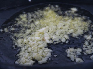 花生米拌黄瓜,把蒜也爆香