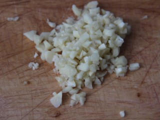 花生米拌黄瓜,切点蒜末