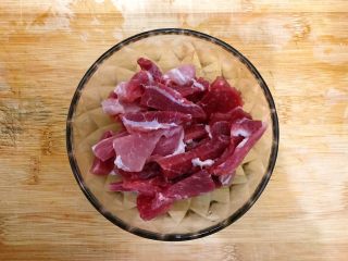 蒜蓉茄汁木耳肉片炒菜花,猪瘦肉如图所示，切成薄片