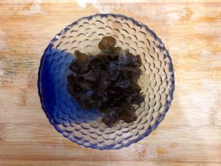 蒜蓉茄汁木耳肉片炒菜花,泡发好的黑木耳洗净，撕成小朵，控干水分，备用