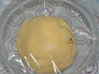 胚芽核桃包,然后滚圆，盖上保鲜膜进行一发。
广东比较热了，一发直接是室温完成的