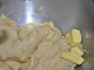 胚芽核桃包,加入软化好的黄油