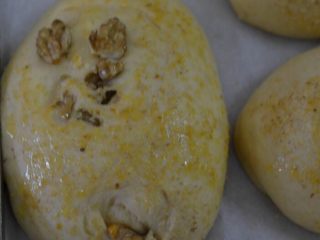 胚芽核桃包,在面包表面擦上一层黄油
180度烤25分钟，前面烤到6分钟时盖上锡纸，继续烘烤至结束。