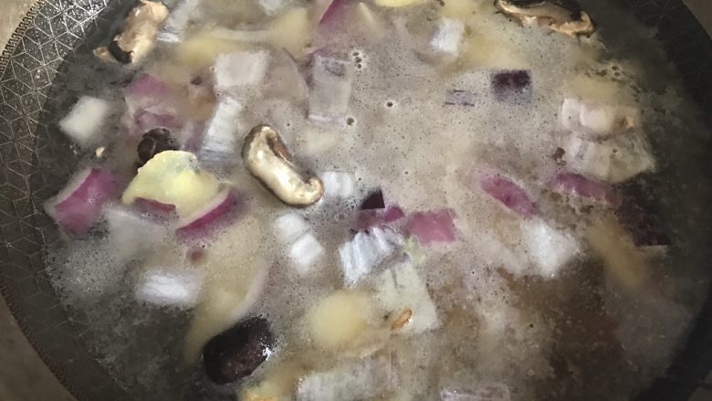 椰香咖喱炸鸡饭,炒至土豆两面金黄色之后倒入清水，末过食材即可