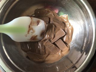 熔岩巧克力蛋糕,接着做蛋糕体，隔热水融化牛奶巧克力，融化后加入玉米油，搅拌均匀，待用