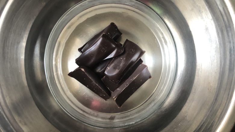 熔岩巧克力蛋糕,做夹心馅，将45g黑巧克力隔热水融化