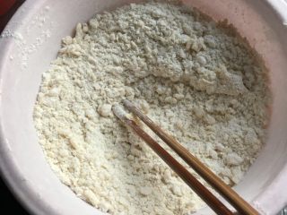 酥脆小麻花,面粉里慢慢加入蛋液用筷子搅拌