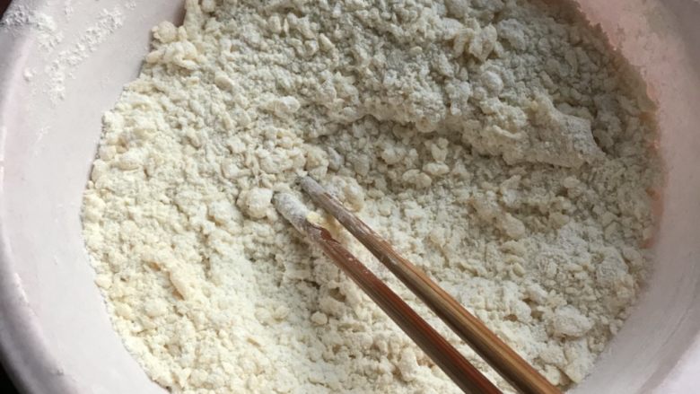 酥脆小麻花,面粉里慢慢加入蛋液用筷子搅拌