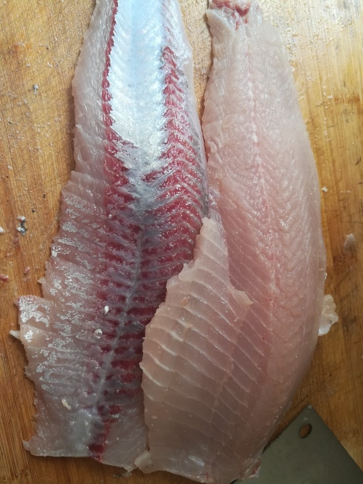 图文解说从活鱼到鱼丸的全过程,剥好鱼皮的净肉，很漂亮，对吧？