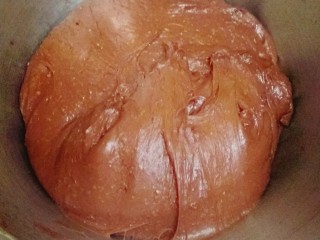 可可麻薯软欧,将面团材料混合揉成光滑面团，加入黄油揉至扩展阶段，发酵两倍大。