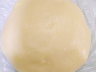 可可麻薯软欧,发酵同时制作麻薯，将粉类和牛奶拌匀，放入蒸锅蒸30分钟。蒸熟放至温凉，加入黄油揉至黄油全部吸收。