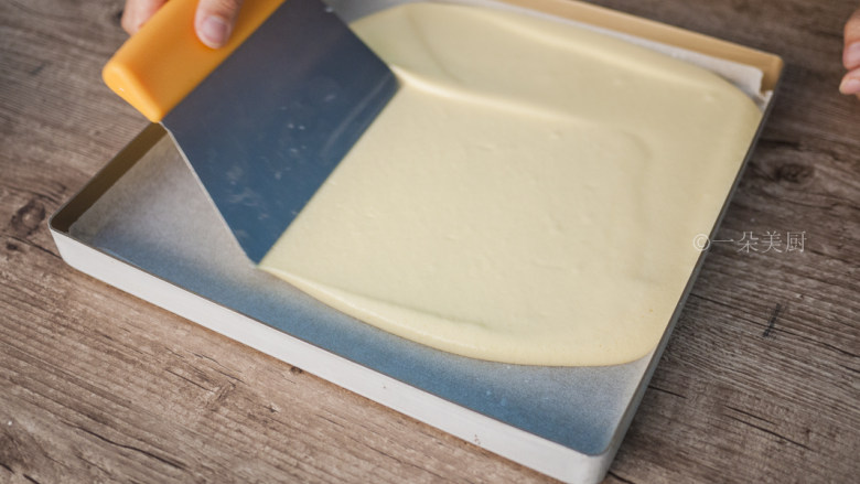 一朵美厨：可可旋风蛋糕卷——这个卷卷，很花心~,用刮板刮平。会更均匀，也不怕弄花下面的原味面糊