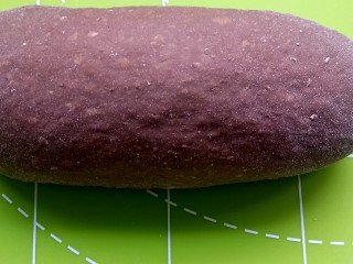 可可麻薯软欧,卷成长条形。