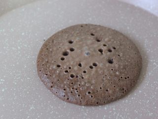 可可松饼,待表面出现很多小孔即可翻面，
翻面后再煎十秒钟。