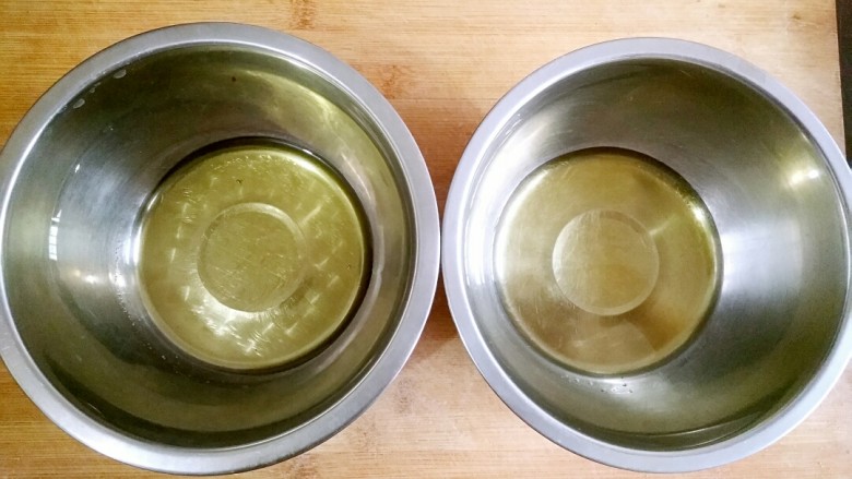 无黄油的酥脆饼干――一只平底锅就能做的烘焙,在两个干净无水容器中各加入10克<a style='color:red;display:inline-block;' href='/shicai/ 851'>橄榄油</a>。