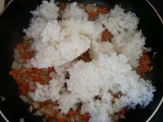 虾仁炒饭,倒入剩米饭，加1勺盐1勺黑胡椒粉。