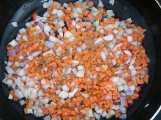 虾仁炒饭,锅内放少许花生油，倒入胡萝卜洋葱碎翻炒。