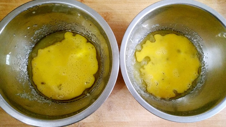 无黄油的酥脆饼干――一只平底锅就能做的烘焙,打散后的蛋液均分成两份，分别倒入两个容器中。