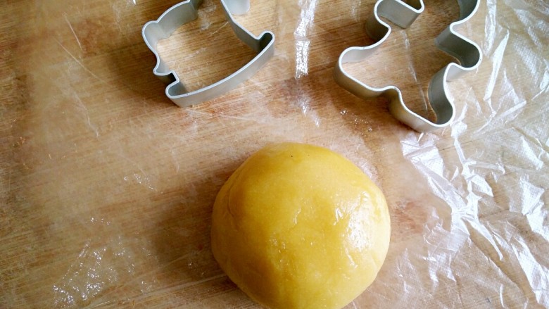 无黄油的酥脆饼干――一只平底锅就能做的烘焙,将面团取出后置于油纸或者硅胶垫上。