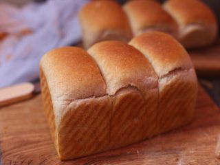 烫种全麦吐司,烘烤35到40分钟
烤色完美
想像着你吃它的样子
吃吧吃吧
全麦面包
怎么可能吃的胖

