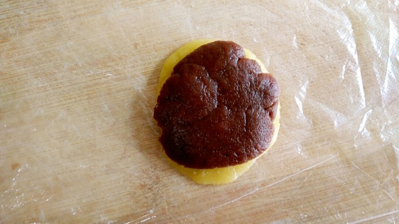 无黄油的酥脆饼干――一只平底锅就能做的烘焙,按扁叠加在一起。