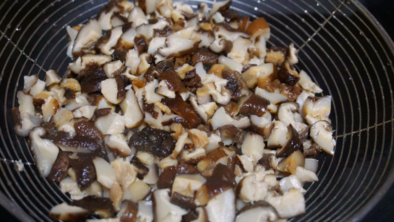 剁肉香菇碎,将焯好的香菇碎捞出沥干水分