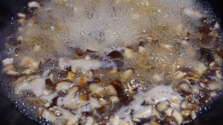 剁肉香菇碎,锅内倒清水烧开，将香菇碎放入沸水中焯一下
