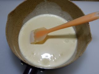 百香果奶冻,加入奶油中，搅拌均匀至吉利丁片完全融化。