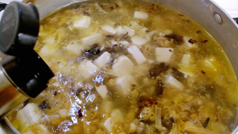 酸辣豆腐汤,加适量的水大火烧开，加入盐和醋，大火烧开