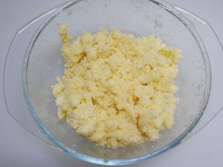椰蓉面包棒,软化好的黄油，放入砂糖搅拌均匀至糖化，加入牛奶搅拌均匀，再分次加入鸡蛋液，每加一次都要搅打均匀再加下一次，直到全部加完，加入椰蓉拌匀备用