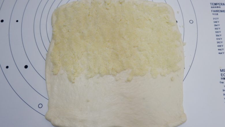 椰蓉面包棒,在面团右三分之二处，取椰蓉馅涂抹均匀，留出三分之一空白
