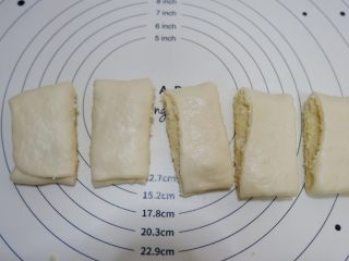 椰蓉面包棒,用刀切成一样宽窄的6条。
