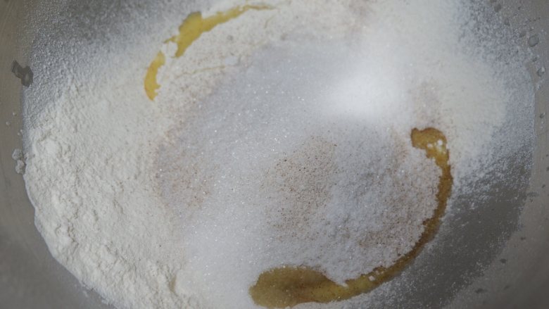 蔓越莓椰蓉面包卷,（除黄油外）的全部材料混合。厨师机1-2档切换，将面团揉至扩展状态