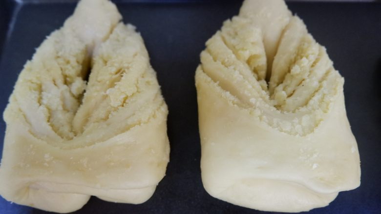 叶子椰蓉面包,依次做好放入烤盘，进行2次发酵。发酵至1.5-2倍大即可。