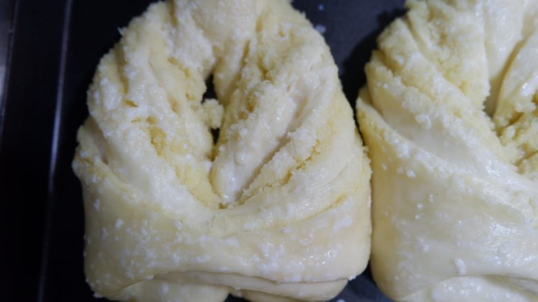 叶子椰蓉面包,发酵好，取出表面刷蛋液。
预热好的烤箱170度烤18分钟左右。上色满意及时加盖锡纸