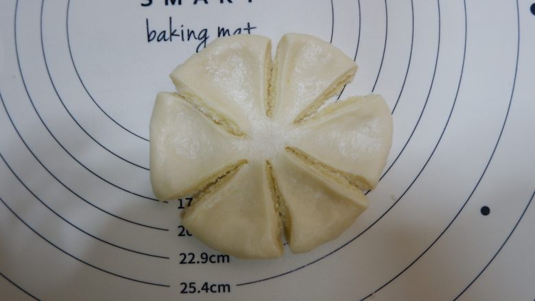 椰蓉菊花面包,均匀剪成六等份，中间不要剪断。