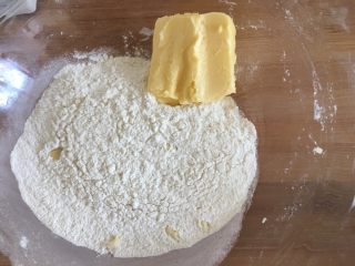 荷花酥,油酥的做法
面粉和黄油混合