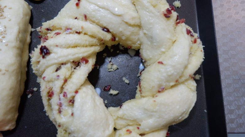 椰蓉蔓越莓花环面包,进行2次发酵，发酵至1.5大，取出表面刷蛋液