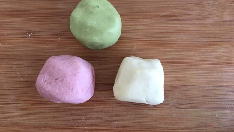 彩虹椰蓉酥,分成三个小剂子
一个加入抹茶粉，一个加入红曲粉，一个不加，分别揉匀