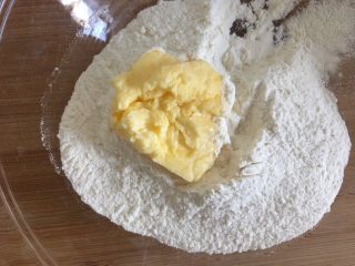 花环酥,油皮的做法
面粉与黄油混合