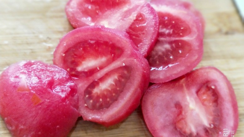 西红柿海角面,烫好的西红柿去皮，切厚块儿