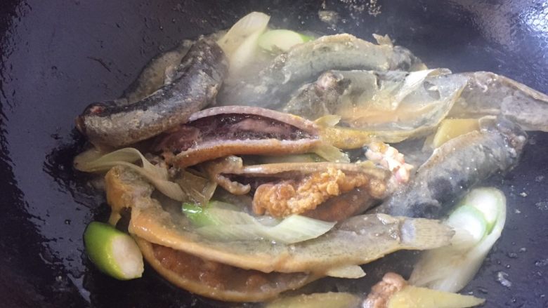 泥鳅炖豆腐,煸炒没有水气哦，也可以煎至到泥鳅金黄
