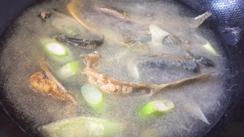 泥鳅炖豆腐,加入适量开水