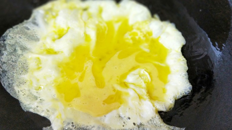 西红柿海角面,锅里热油倒入鸡蛋液