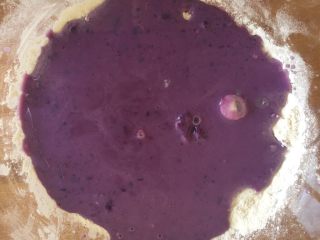 美味健康紫薯发糕,倒入面粉中