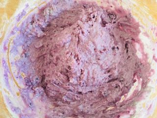 美味健康紫薯发糕,和成黏稠的面糊糊