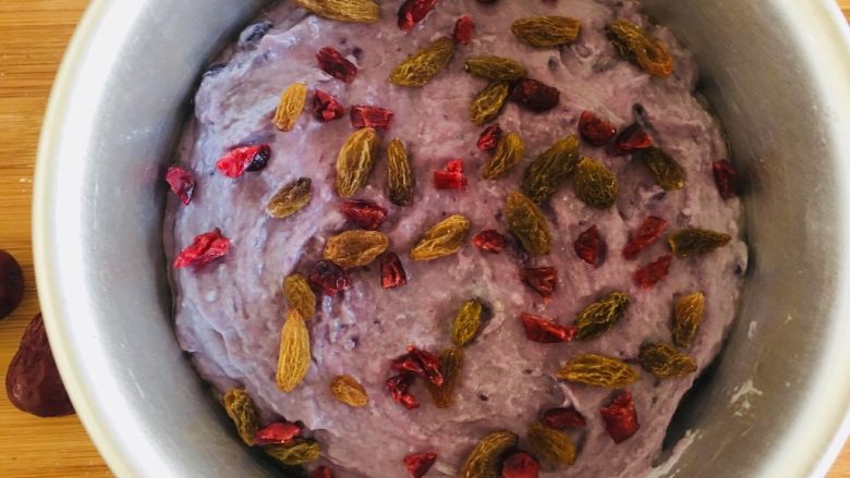 美味健康紫薯发糕,撒上蔓越莓干